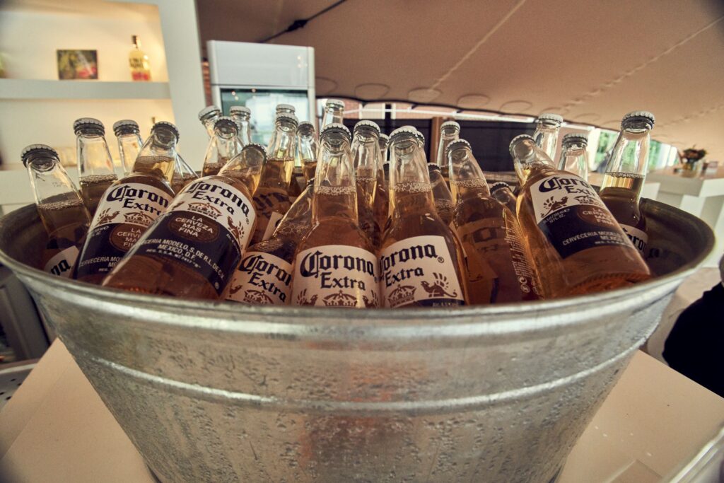 Corona Corona bucket op evenement